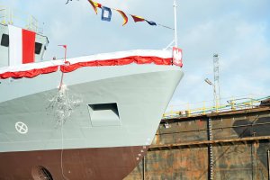 Butelka rozbijająca się o kadłub podczas chrztu okrętu ORP „Czajka” 