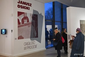 Uczestnicy wernisażu wystawy Janusza Osickiego &bdquo;Ciągłość w procesie&rdquo;