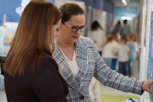 Prezydent Aleksandra Kosiorek i dyrektorka Przedszkola nr 58 Anna Piskulak oglądają prace plastyczne dzieci