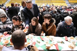 Ciepły posiłek wręczał również Tadeusz Szemiot, przewodniczący rady miasta (fot. Magdalena Starnawska)