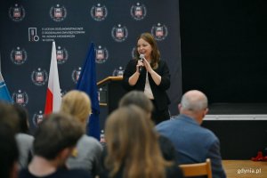 Wiceprezydentka Gdyni Oktawia Gorzeńska przemawiająca inauguracji wystawy &bdquo;Gdynia x 10&rdquo;  w auli II LO 