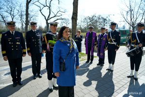 Posłanka Dorota Arciszewska-Mielewczyk składająca kwiaty podczas uroczystości z okazji Dnia Pamięci Ofiar Zbrodni Katyńskiej 