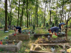 Sprzątanie cmentarza na Kolibkach trwa od 2008 roku. 