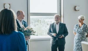 Od lewej wiceprezydent, prezydent, przewodnicząca Rady Miasta Gdynia, tyłem stoi Aneta Grygiel-Dorszewska
