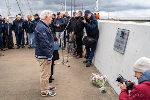 Złożenie kwiatów przy odsłoniętej tablicy w alei Żeglarstwa Polskiego (fot. Kamil Złoch)