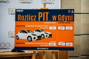 Tablica z kuponami zwycięskimi i rezerwowymi wylosowanymi podczas  finału loterii &bdquo;Rozlicz PIT w Gdyni&rdquo; 