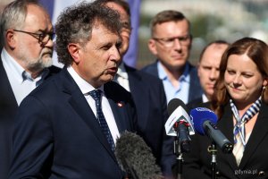 Wiceminister Jacek Karnowski podczas briefingu na Estakadzie Kwiatkowskiego (fot. Kamil Złoch)