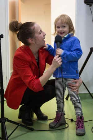 Kolędowanie w wykonaniu pani Marty i Zosi, fot. Ilona Budzbon Marcinkowski 