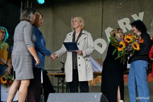 Beata Zastawna &ndash; przewodnicząca Rady Miasta Gdyni wręczająca nagrodę uczestniczkom konkursu &bdquo;Gdynia w kwiatach&rdquo; 