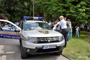 Najmłodsi mieszkańcy mogli się poczuć jak policjanci lub strażnicy miejscy i zasiąść w pojazdach służbowych // fot. Magdalena Czernek
