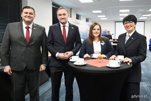 Od prawej: Beata Koniarska - członkini zarządu PGZ Stoczni Wojennej i radna Sejmiku Wojew&oacute;dztwa Pomorskiego, prezydent Gdyni Aleksandra Kosiorek, wiceprezydent Tomasz Augustyniak oraz Łukasz Kobus - sekretarz miasta i dyrektor generalny Urzędu Miasta Gdyni podczas spotkania w PGZ Stoczni Wojennej
