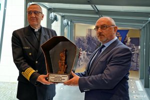 Andrzej Olichwiruk – wiceprezes Stowarzyszenia Weteranów Polskich Formacji Granicznych przekazujący kapliczkę ks. kmdr. Zbigniewowi Rećce – proboszczowi parafii pw. Matki Boskiej Częstochowskiej w Gdyni