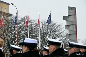 Flagi Polski i NATO powiewające na masztach z okazji 25. rocznicy wstąpienia Polski do NATO