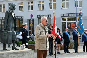 Andrzej Krajniak, członek zarządu stowarzyszenia Gdynian Wysiedlonych przemawia podczas uroczystości z okazji 83. rocznicy wysiedlenę ludności Polskiej z Gdyni // fot. Magdalena Czernek