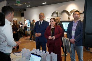 Przy jednym ze stoisk m.in. wicewojewoda pomorski Emil Rojek, prezydent Gdyni Aleksandra Kosiorek i Piotr Wiśniewski, dyrektor GCI