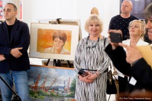 Uczestnicy otwarcia wystawy &bdquo;100 obraz&oacute;w na 100-lecie Gdyni&rdquo; zgromadzeni w Sejmie RP 