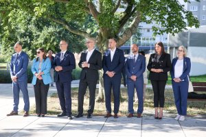 Na zdjęciu (od lewej): Grzegorz Kuleta, biuro senatora Sławomira Rybickiego, Aleksandra Kosiorek, prezydent Gdyni, Emil Rojek, wicewojewoda pomorski, Bartłomiej Austen, wiceprezydent Gdyni, Tomasz Augustyniak, Ireneusz Trojanowicz – wiceprzewodniczący Rady Miasta Gdyni, Mariola Śrubarczyk-Cichowska – wiceprzewodnicząca Rady Miasta Gdyni, Agnieszka Tokarska, radna Gdyni (fot. Karol Stańczak) 