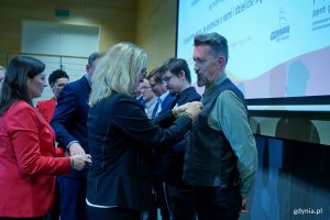 Wiceprezydent Gdyni Tomasz Augustyniak i dr hab. Marlena Robakowska &ndash; dyrektor Regionalnego Centrum Krwiodawstwa i Krwiolecznictwa w Gdańsku wręczający odznaki i legitymacje honorowym dawcom krwi z Gdyni 