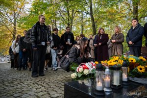 25. rocznica śmierci Franciszki Cegielskiej. Kwiaty przed grobem prezydent Gdyni składają uczniowie ZSP nr 3 (fot. Kamil Złoch)