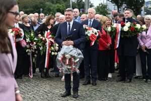 Uroczystości pod pomnikiem Ofiar Grudnia 1970 w ramach gdyńskich obchodów 45. rocznicy zakończenia strajków i podpisania porozumień sierpniowych. Poseł na sejm Michał Kowalski (fot. Michał Puszczewicz)