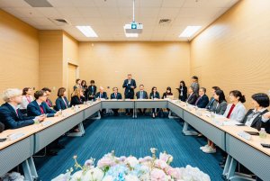 List intencyjny o wsp&oacute;łpracy w zakresie edukacji pomiędzy szkołami z Gdyni i &nbsp;Kaohsiung. Na zdjęciu widoczni m.in. Tomasz Augustyniak, wiceprezydent Gdyni, Lo Ta-Sheng, wiceprezydent&nbsp;Kaohsiung oraz Jacek Karnowski, wiceminister funduszy i polityki regionalnej, Janusz Bilski, dyrektor Biura Polskiego w Tajpej, Aleksandra Dulkiewicz, prezydent Gdańska  (fot. Biuro Edukacji Kaohsiung)