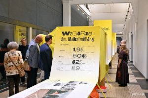 Uczestnicy wernisażu wystawy &bdquo;Gen 100 &ndash; gdyński kod wsp&oacute;lnoty&rdquo; oglądający ekspozycję w Muzeum Emigracji 