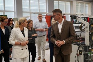 Ministra edukacji zwiedziła zaplecze techniczne szkoły. Na zdjęciu m.in.: dyrektor CKZiU nr 1 Rafał Miłosz, wiceprezydentka Gdyni Oktawia Gorzeńska, ministra edukacji Barbara Nowacka (fot. Magdalena Starnawska)