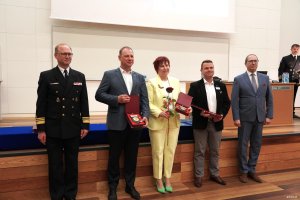 Grupa os&oacute;b na scenie