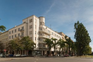 Budynek modernistyczny z zewnątrz