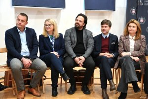 Grupa os&oacute;b na scenie