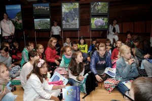 Wystawa „Exotic Taste of Europe” oraz grupa zwiedzających na pokładzie zabytkowego trójmasztowca Le Marité // fot. Jacek Litwin