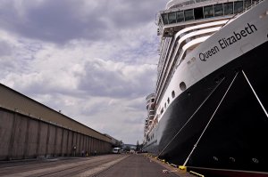 Statek pasażerski Queen Elizabeth przy Nabrzeżu Francuskim w Gdyni, fot. Kamil Złoch
