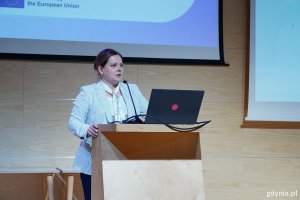 Aleksandra Kosiorek, prezydent Gdyni wita uczestników ze sceny