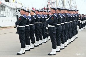 Marynarze z Kompanii Reprezentacyjnej Marynarki Wojennej stoją w dwóch szeregach przed okrętem ORP „Błyskawica” podczas uroczystości z okazji Dnia Flagi RP