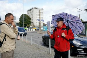 Przewodnik Jarosław Kaczmarczyk i jeden z uczestnik&oacute;w premierowego spaceru szlakiem UNESCO przed Dworcem PKP Gdynia Gł&oacute;wna