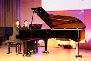 pianistki na scenie w sali koncertowej