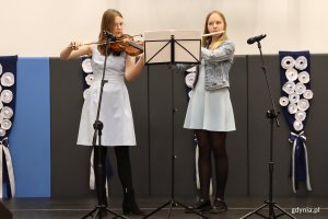 Jubileusz 80-lecia SP 17 w Gdyni, na zdjęciu uczennice Natalia i Kalina (fot. Katarzyna Balcerzak)