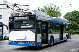 Trolejbus linii 28 parkujący na pętli przy szpitalu w Redłowie 