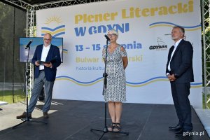 Od lewej: Jacek Oryl - organizator Pleneru Literackiego w Gdyni, Joanna Zielińska - przewodnicząca Rady Miasta Gdyni oraz prezydent Wojciech Szczurek podczas otwarcia pleneru Literackiego w Gdyni // fot. Magdalena Czernek