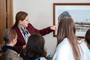 Dzieci z przejęciem słuchają historii Gdyni, którą opowiada im Aleksandra Kosiorek, prezydent miasta (fot. Kamil Zoch). 