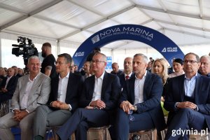 Przedstawiciele inwestora i partner&oacute;w projektu, środowiska żeglarskiego (fot. Zofia Marczak)