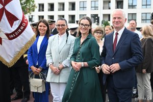 Od lewej: Mariola Śrubarczyk-Cichowska - wiceprzewodnicząca Rady Miasta Gdyni, Beata Koniarska - radna Sejmiku Województwa Pomorskiego, posłanka Wioleta Tomczak i senator Sławomir Rybicki podczas przemarszu na uroczysty apel z okazji Święta Morza