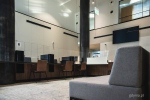 Sala Obsługi Mieszkańc&oacute;w w Urzędzie Miasta Gdyni po remoncie (fot. Kamil Złoch)