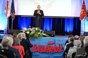 Uroczystość wręczenia odznak honorowych w Sali Koncertowej Portu Gdynia w ramach gdyńskich obchodów 45. rocznicy zakończenia strajków i podpisania porozumień sierpniowych (fot. Michał Puszczewicz)