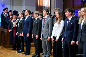 Studenci rozpoczynający naukę na Politechnice Gdańskiej wraz z rektorem prof. dr hab. inż. Krzysztofem Wildem podczas immatrykulacji 