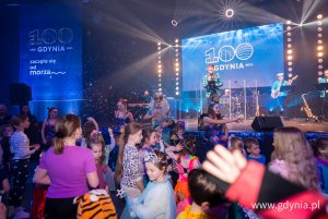 Uczestnicy balu dla dzieci przed sceną