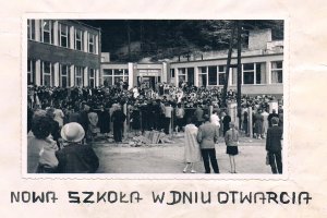 3 września 1962 roku oficjalnie otworzono nową szkołę na ul. Grabowo 12 (fot. archiwum szkoły)