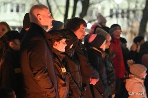 Betlejemskie Światło Pokoju już w gdyńskich domach. Na zdj. m.in. Bartosz Bartoszewicz, wiceprezydent Gdyni ds. jakości życia. Fot. Michał Puszczewicz 