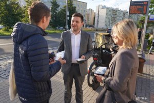 Na zdjęciu: wiceprezydent Maciej Zielonka i radna Monika Strzałkowska wręczyli mieszkańcom kanapki (fot. Magdalena Starnawska)