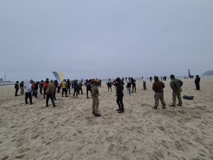 Uczestnicy treningu z Formozą w ramach kampanii „Odważni wygrywają” na plaży Śródmieście